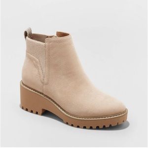 Universal Tread Pull On Ankle Booties Size 6